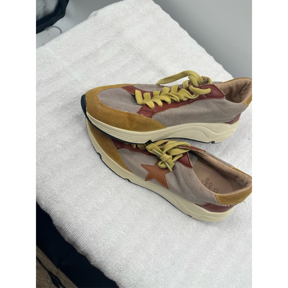 Oasis Society Womens Star Patch Sneakers Tan Mustard Burgundy Size 8.5 Low Top
